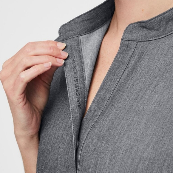 wearfigs Women's Graphite Rafaela Oversized Scrub Top - Picture 3 of 5